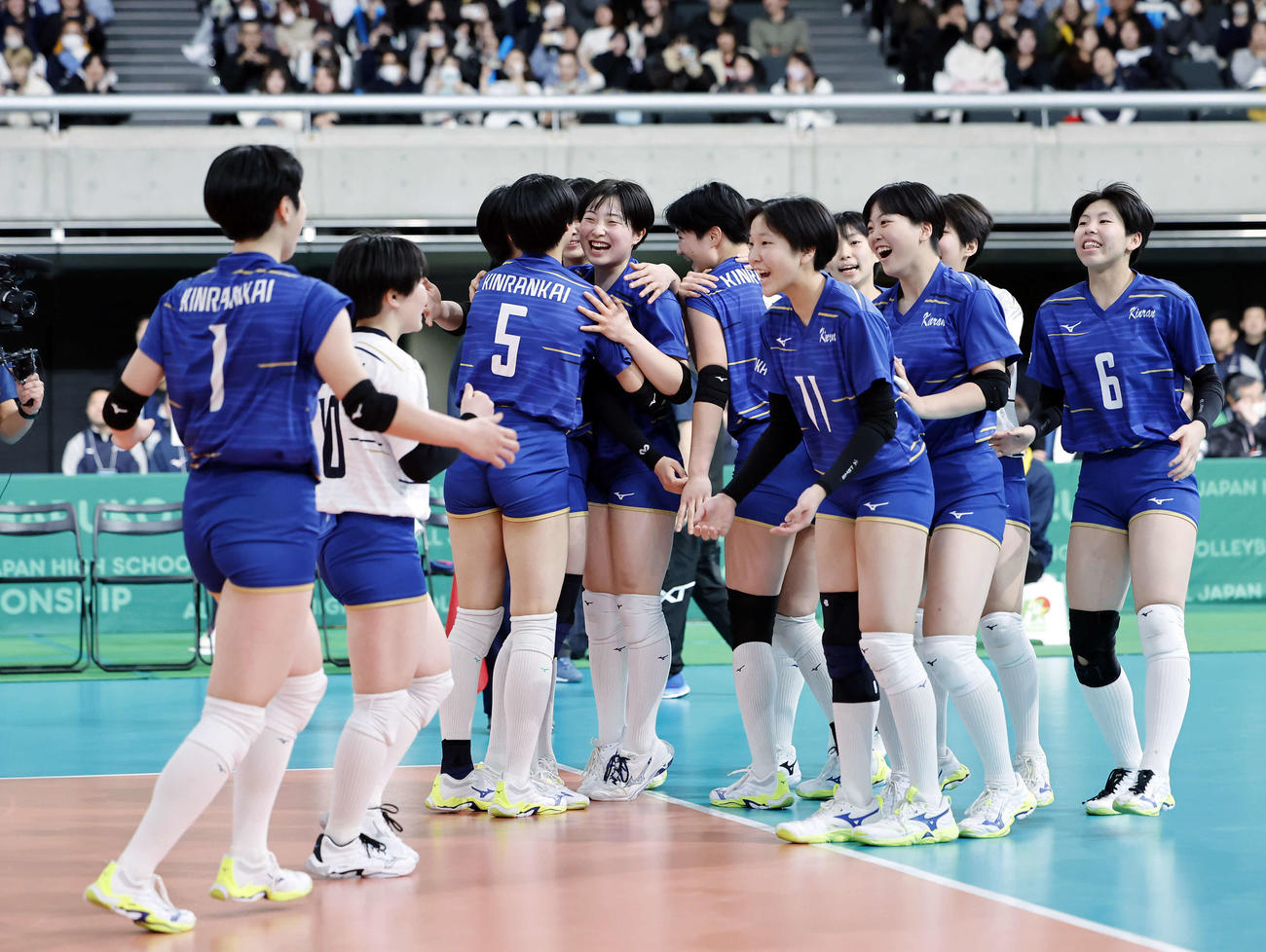 金蘭会対東九州龍谷　東九州龍谷に勝利し、喜び合う金蘭会の選手たち（撮影・山本朝陽）