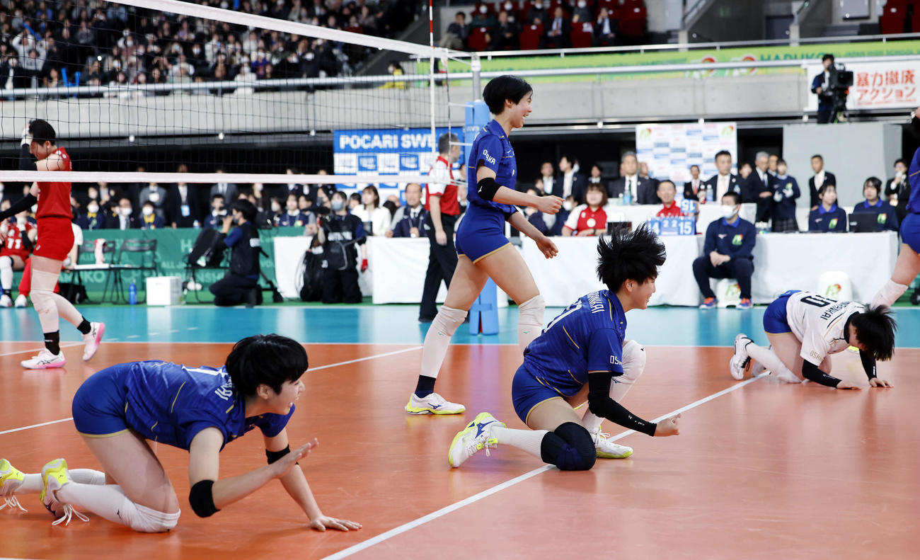 金蘭会対東九州龍谷　東九州龍谷に勝利し、喜ぶ金蘭会の選手たち（撮影・山本朝陽）