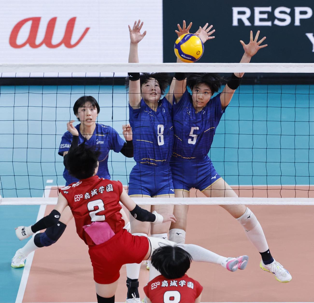 金蘭会対東九州龍谷　第2セット、ブロックを決める金蘭会・泉谷（右）と吉田（撮影・山本朝陽）