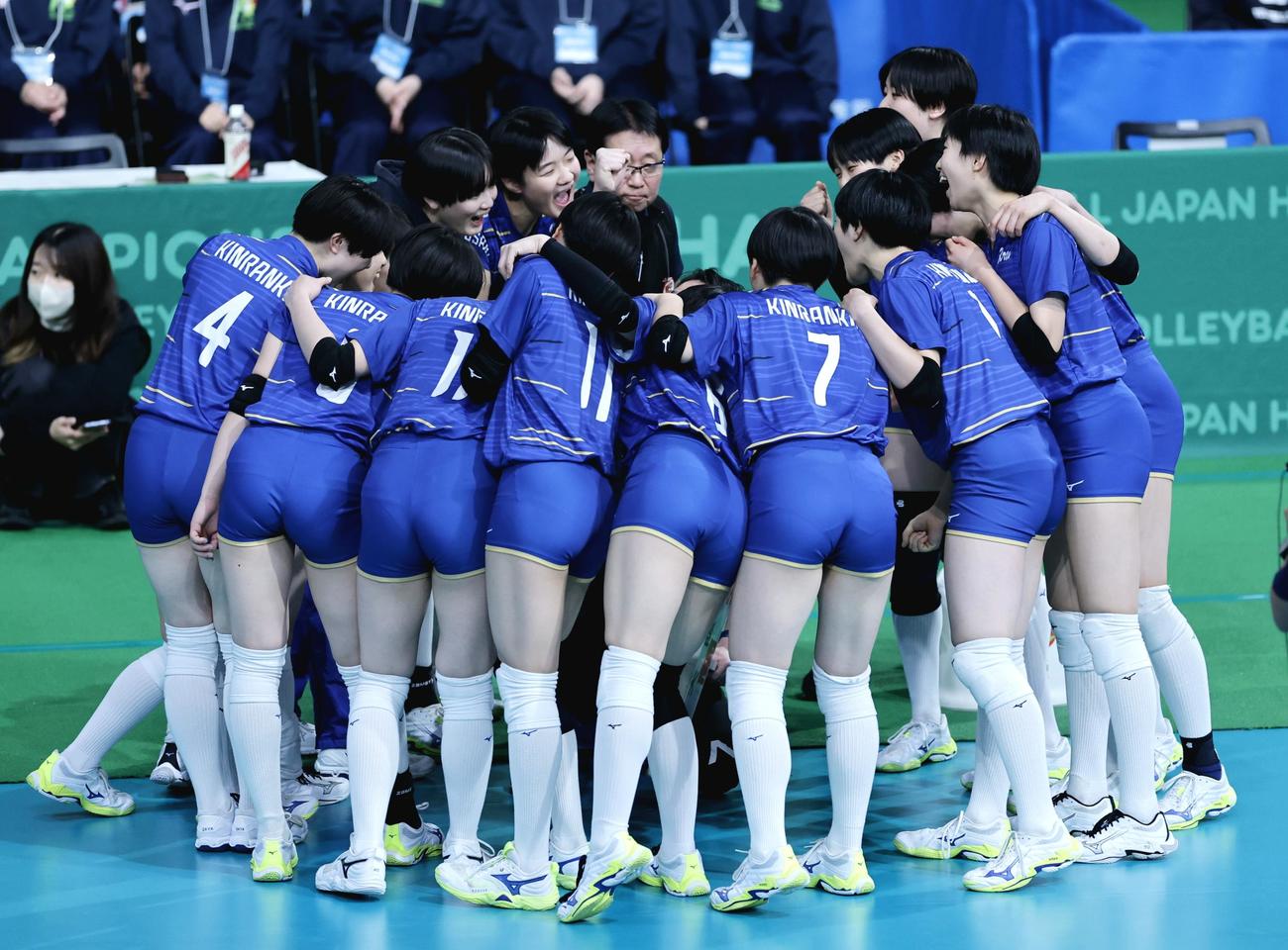 金蘭会対東九州龍谷　試合前に円陣を組んだ金蘭会の選手たち（撮影・山本朝陽）