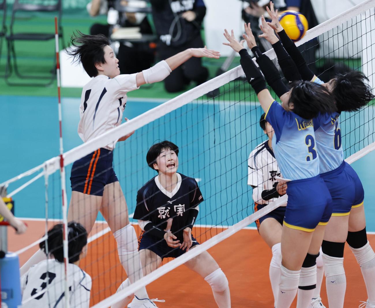 大阪国際対就実　第1セット、スパイクを放つ就実・比留間（左）（撮影・山本朝陽）