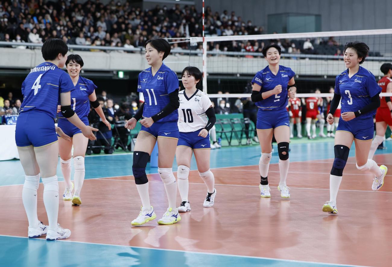 金蘭会対東九州龍谷　第4セット、セットを取り笑顔を見せる金蘭会の選手たち（撮影・山本朝陽）