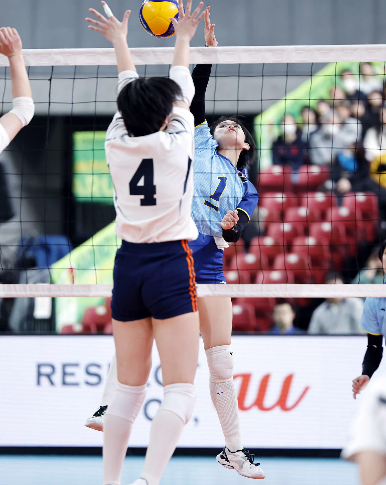 大阪国際対就実第3セット、スパイクを放つ大阪国際・塚田（右）（撮影・山本朝陽）