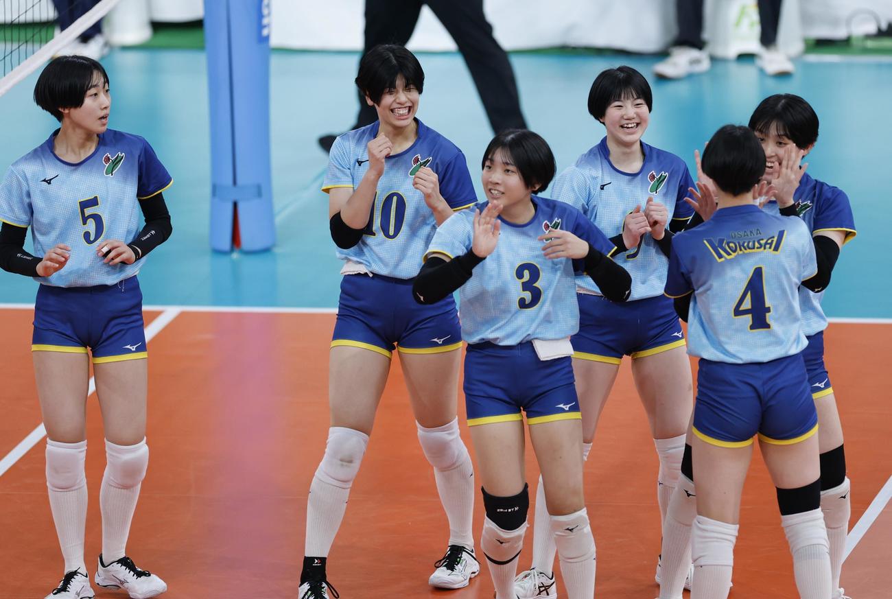 大阪国際対就実　第1セット、得点を喜ぶ大阪国際の選手たち（撮影・山本朝陽）