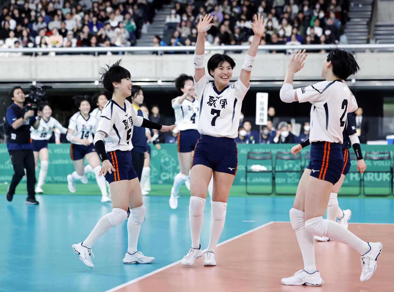大阪国際対就実　大阪国際に勝利し、喜び合う就実の選手たち（撮影・山本朝陽）