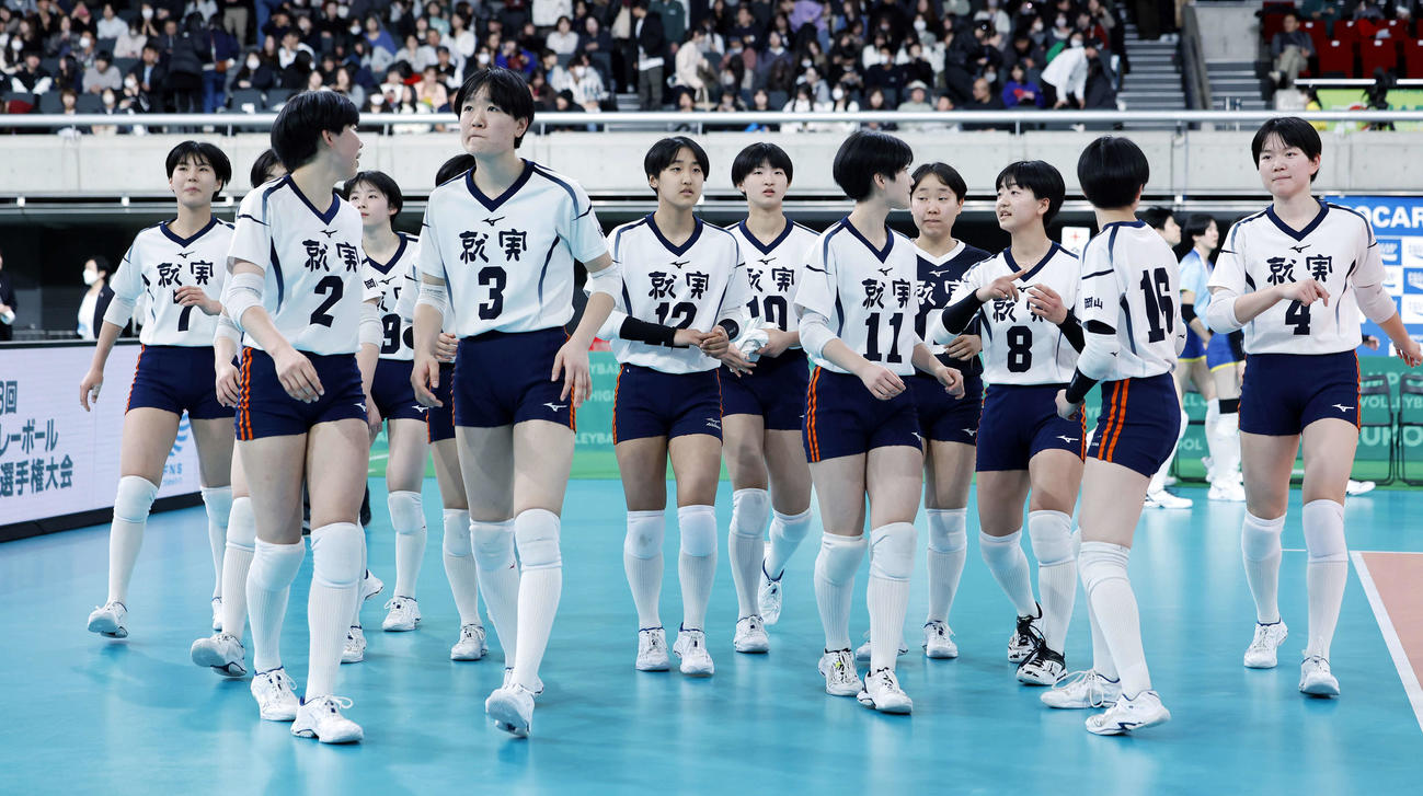 大阪国際対就実　大阪国際に勝利し、明るい表情で応援席にあいさつに向かう就実の選手たち（撮影・山本朝陽）