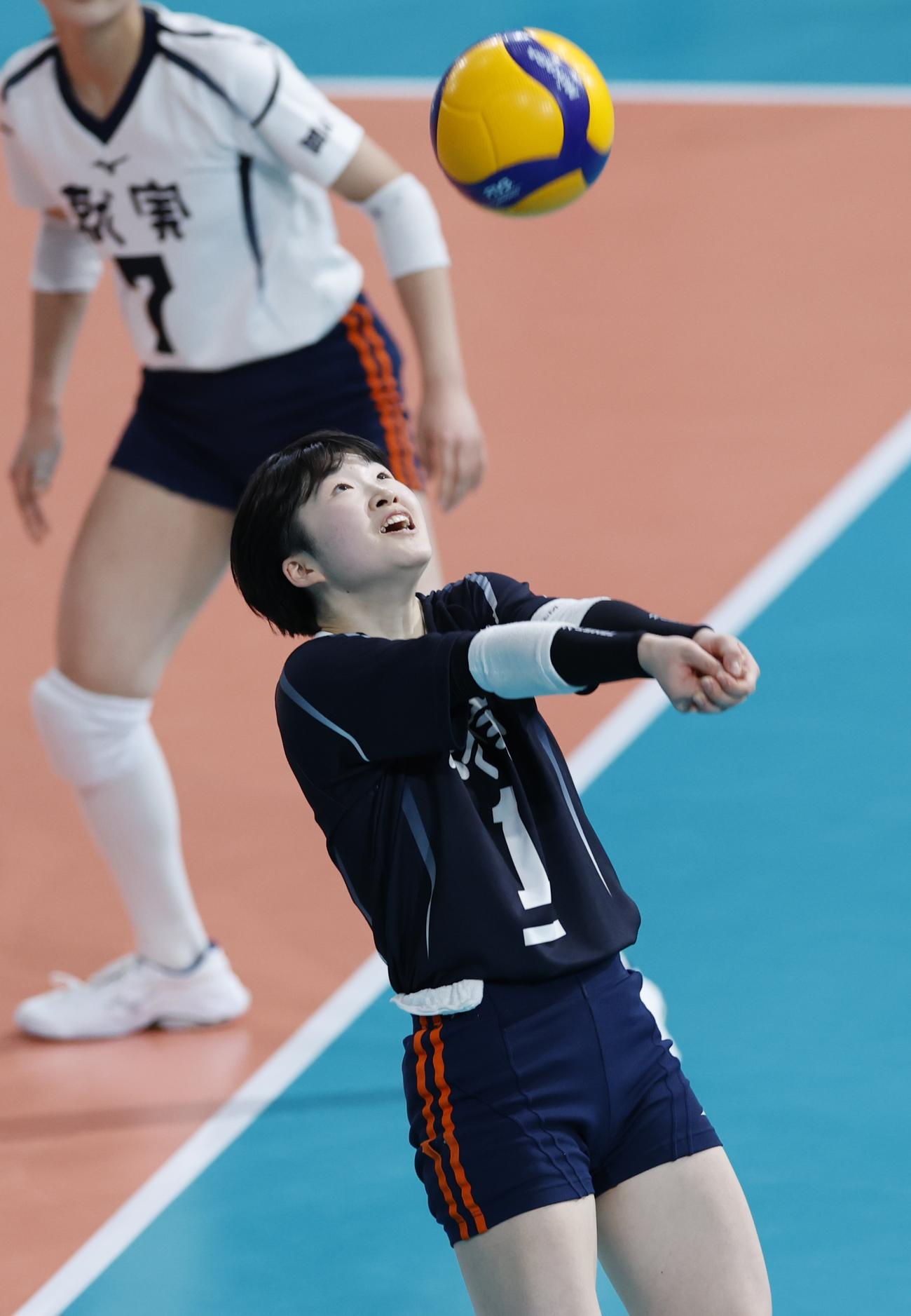 大阪国際対就実　第2セット、レシーブをする就実・仙波（撮影・山本朝陽）