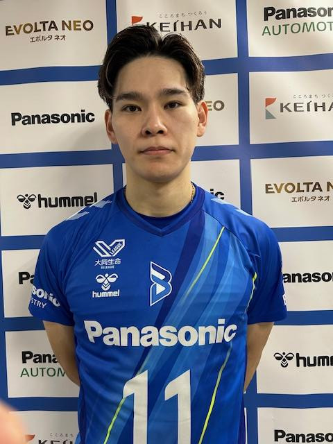 取材に応じる大阪Bの主将・西田有志