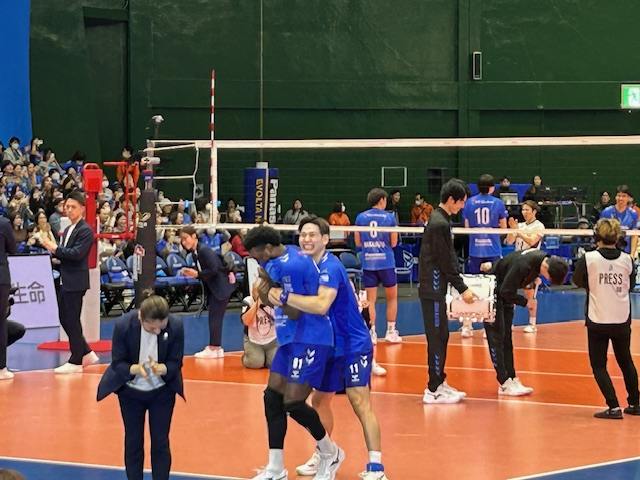 勝利のセレモニーで仲間と喜び合う大阪Bの主将・西田有志（手前中央右）