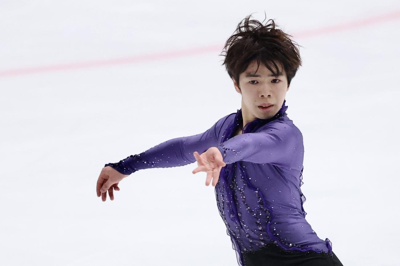 演技を披露する明大・佐藤（撮影・河田真司）