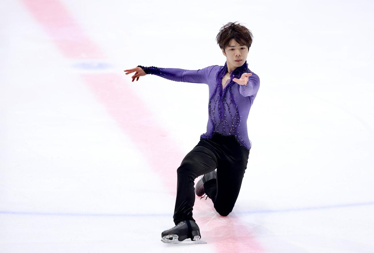 演技を披露する明大・佐藤（撮影・河田真司）