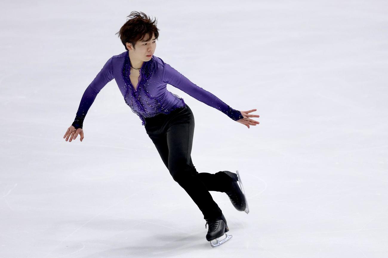 演技を披露する明大・佐藤（撮影・河田真司）