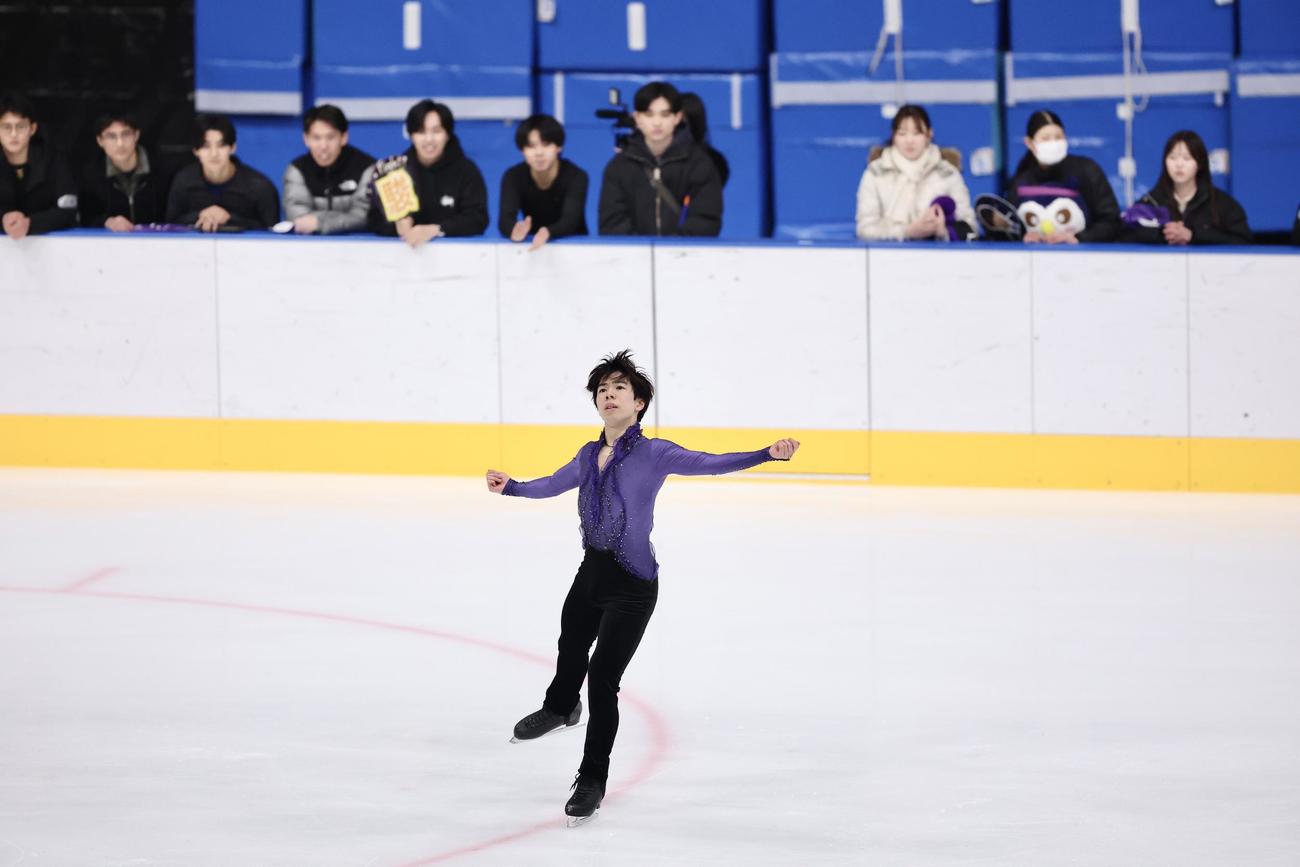 演技を披露する明大・佐藤（撮影・河田真司）