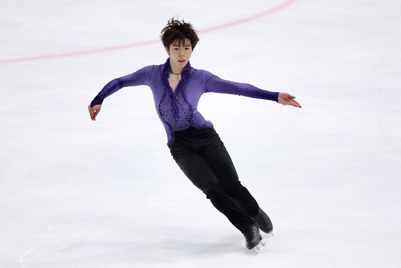 演技を披露する明大・佐藤（撮影・河田真司）