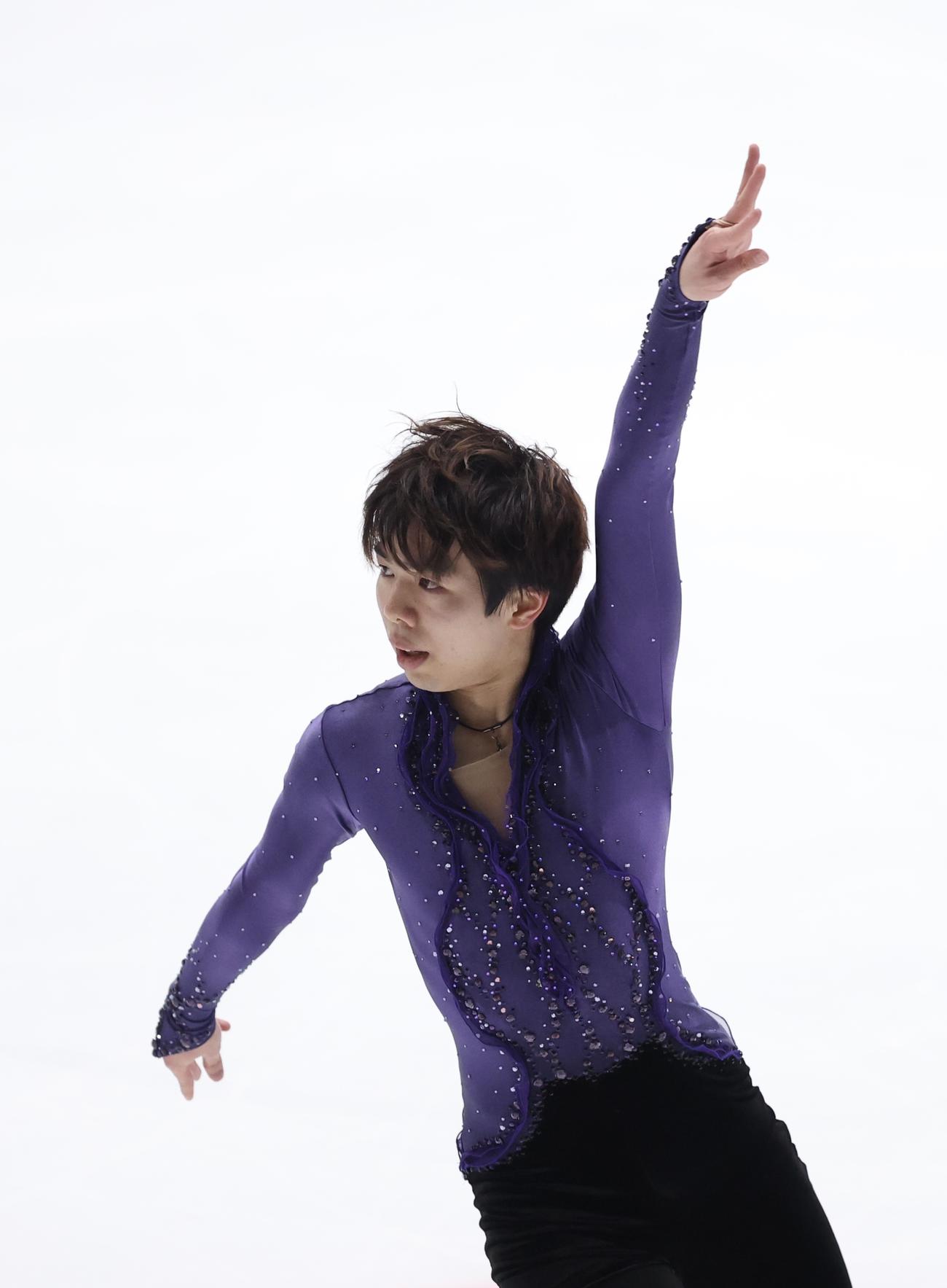 演技を披露する明大・佐藤（撮影・河田真司）