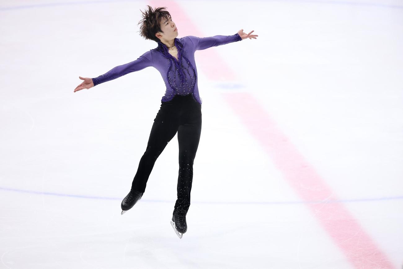 演技を披露する明大・佐藤（撮影・河田真司）