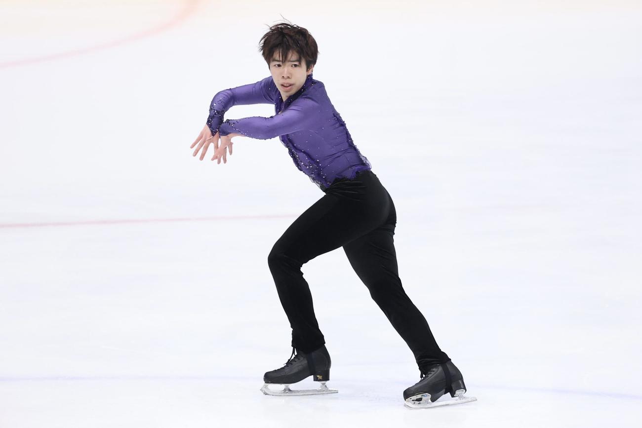 演技を披露する明大・佐藤（撮影・河田真司）