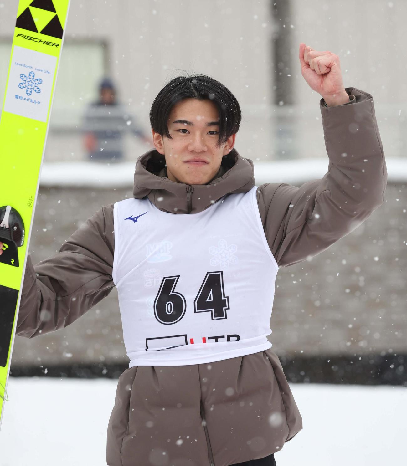 優勝し笑顔の佐藤慧（撮影・黒川智章）