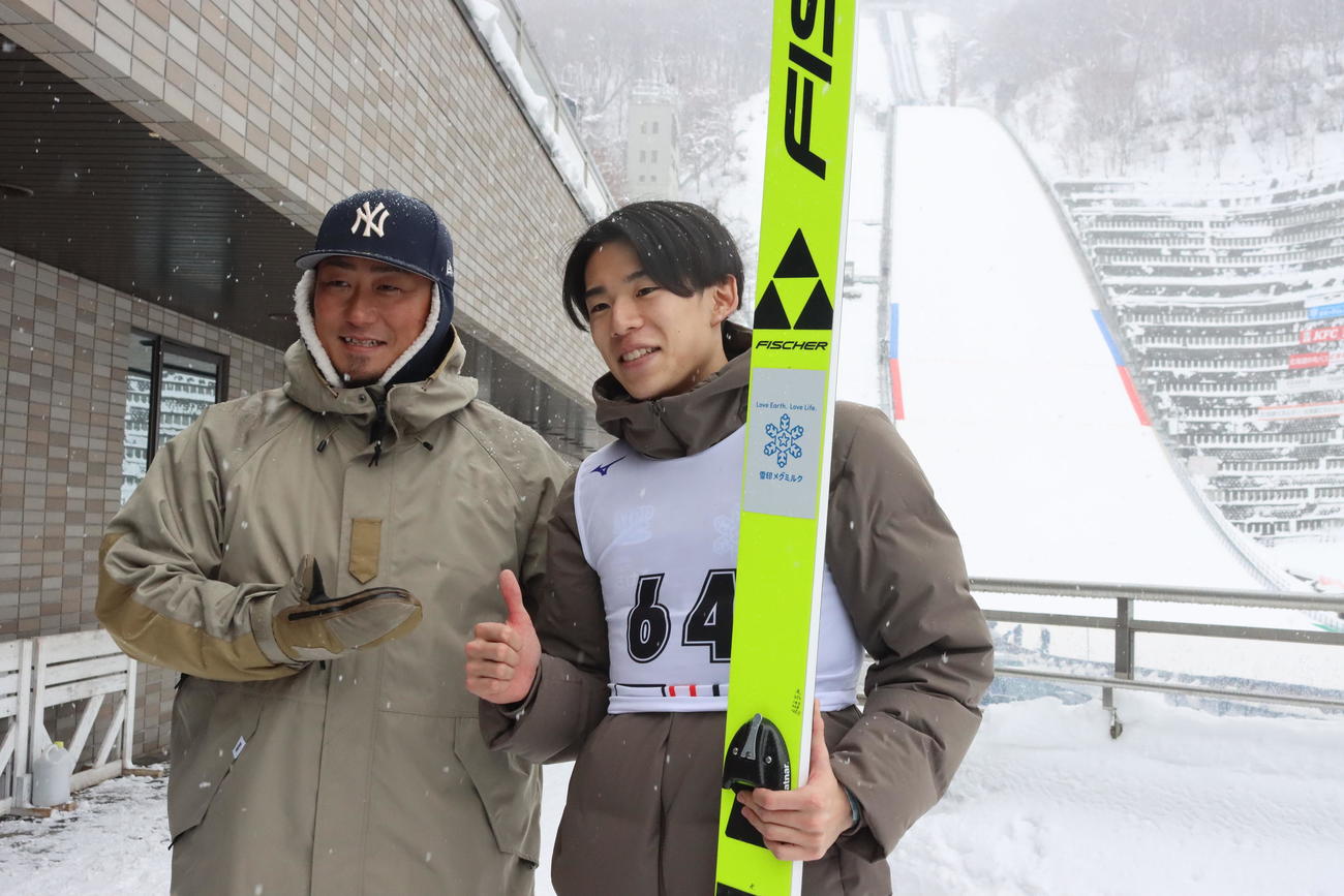 優勝した佐藤慧（右）は中田氏と記念撮影する（撮影・保坂果那）