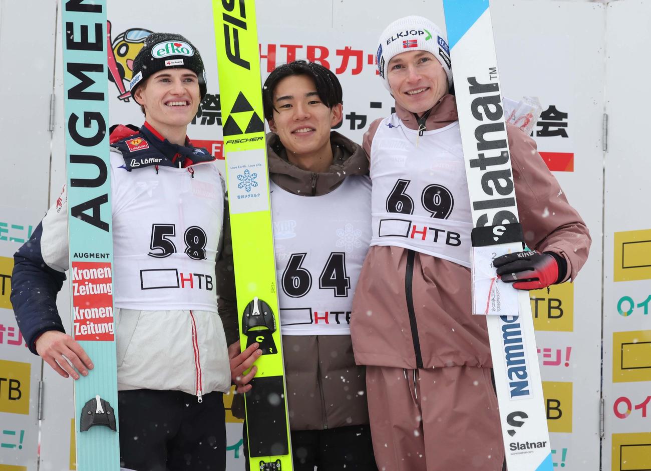 優勝し笑顔の佐藤慧（中央）（撮影・黒川智章）