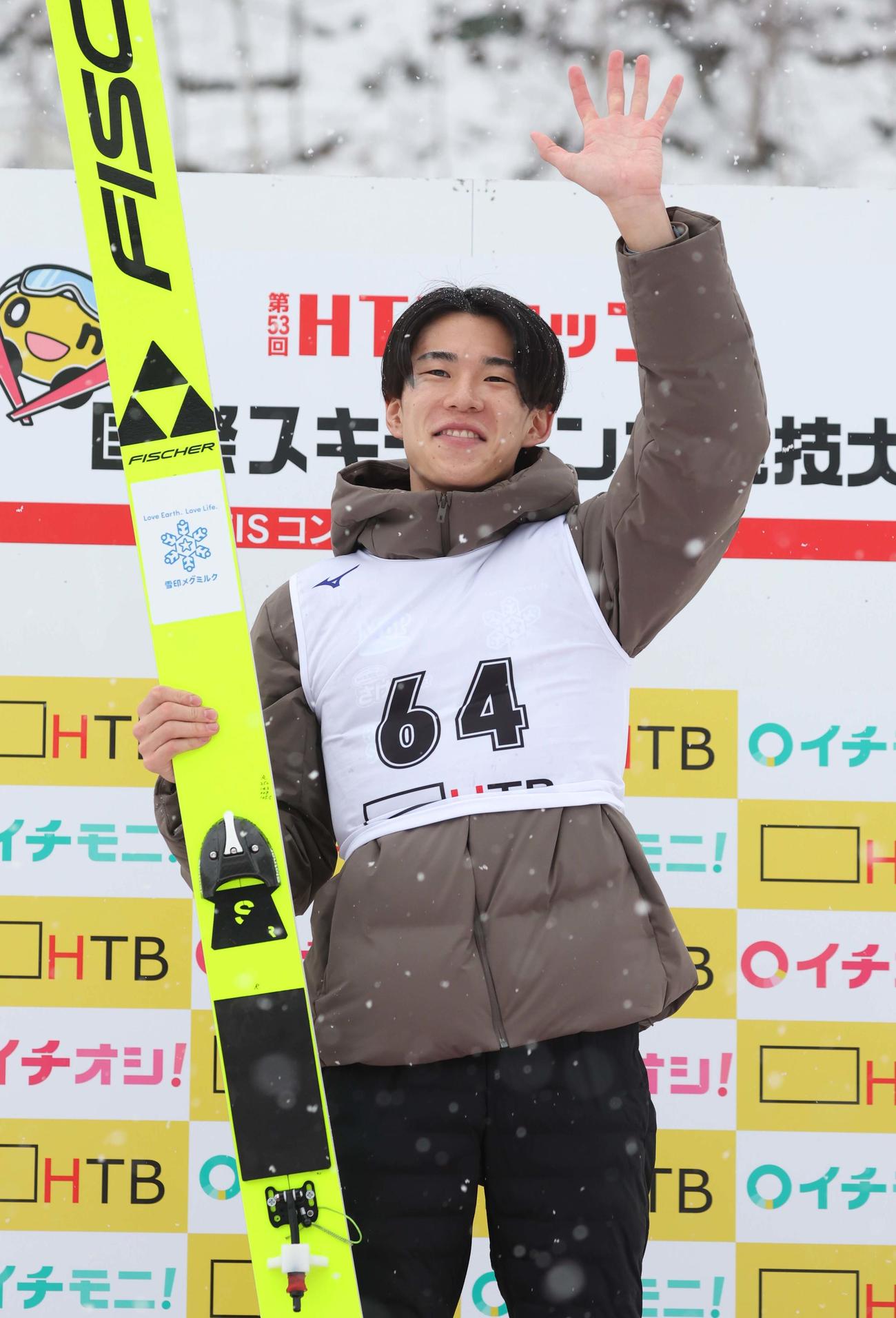 優勝し笑顔の佐藤慧（撮影・黒川智章）