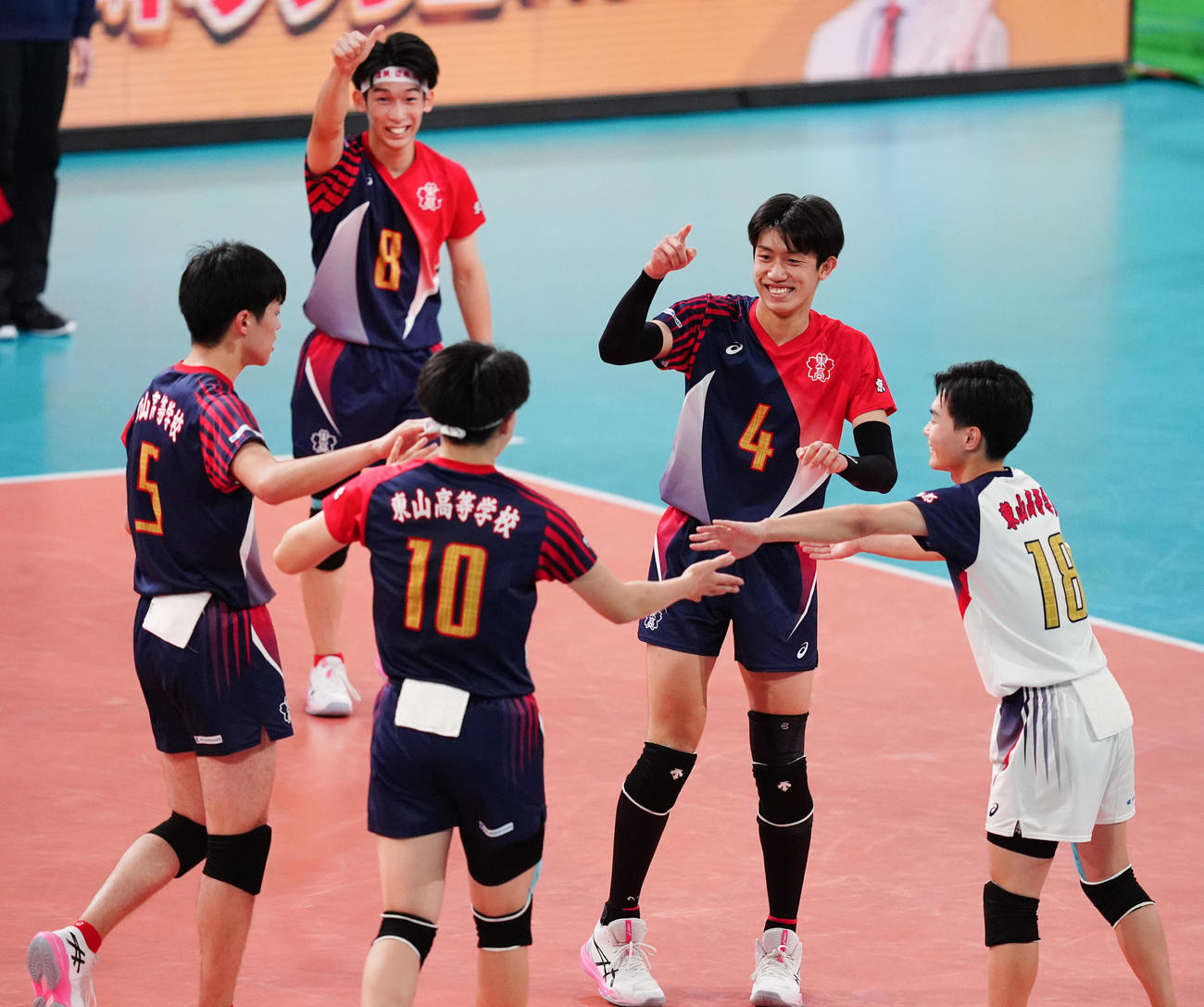 雄物川対東山　第1セット、ポイントを奪い喜ぶ岩田（右から2人目）ら東山の選手たち（撮影・鈴木みどり）