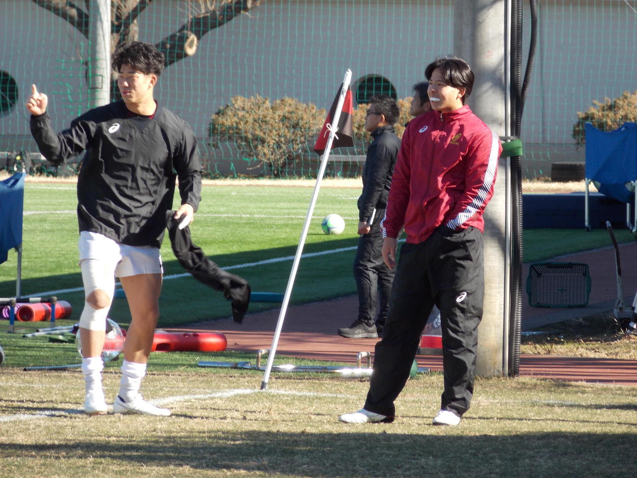 全国大学選手権決勝の前日練習で会話する早大SO服部亮太（右）と矢崎由高（撮影・松本航）