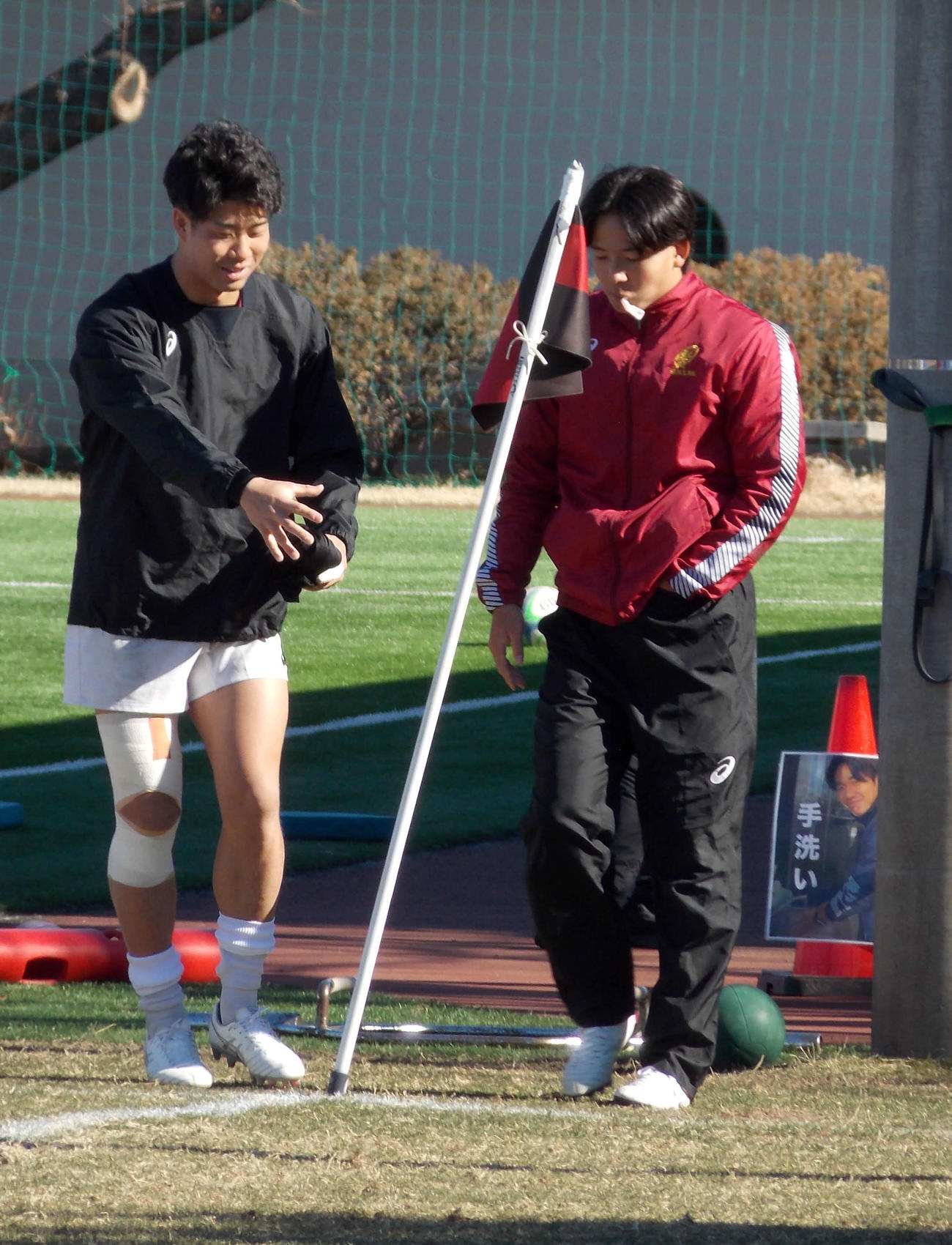 全国大学選手権決勝の前日練習で会話する早大SO服部亮太（右）と矢崎由高（撮影・松本航）