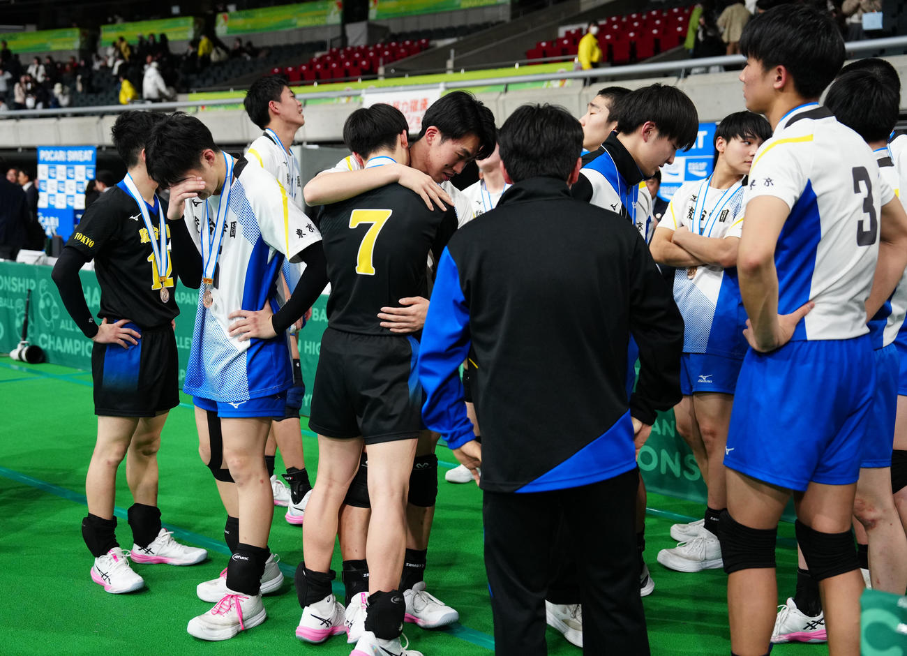 駿台学園対清風　フルセットで清風に敗れ、涙を流す駿台学園の選手たち（撮影・鈴木みどり）