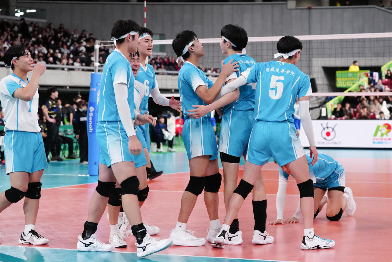 駿台学園対清風　フルセットで駿台学園に勝利し喜ぶ清風の選手たち（撮影・鈴木みどり）