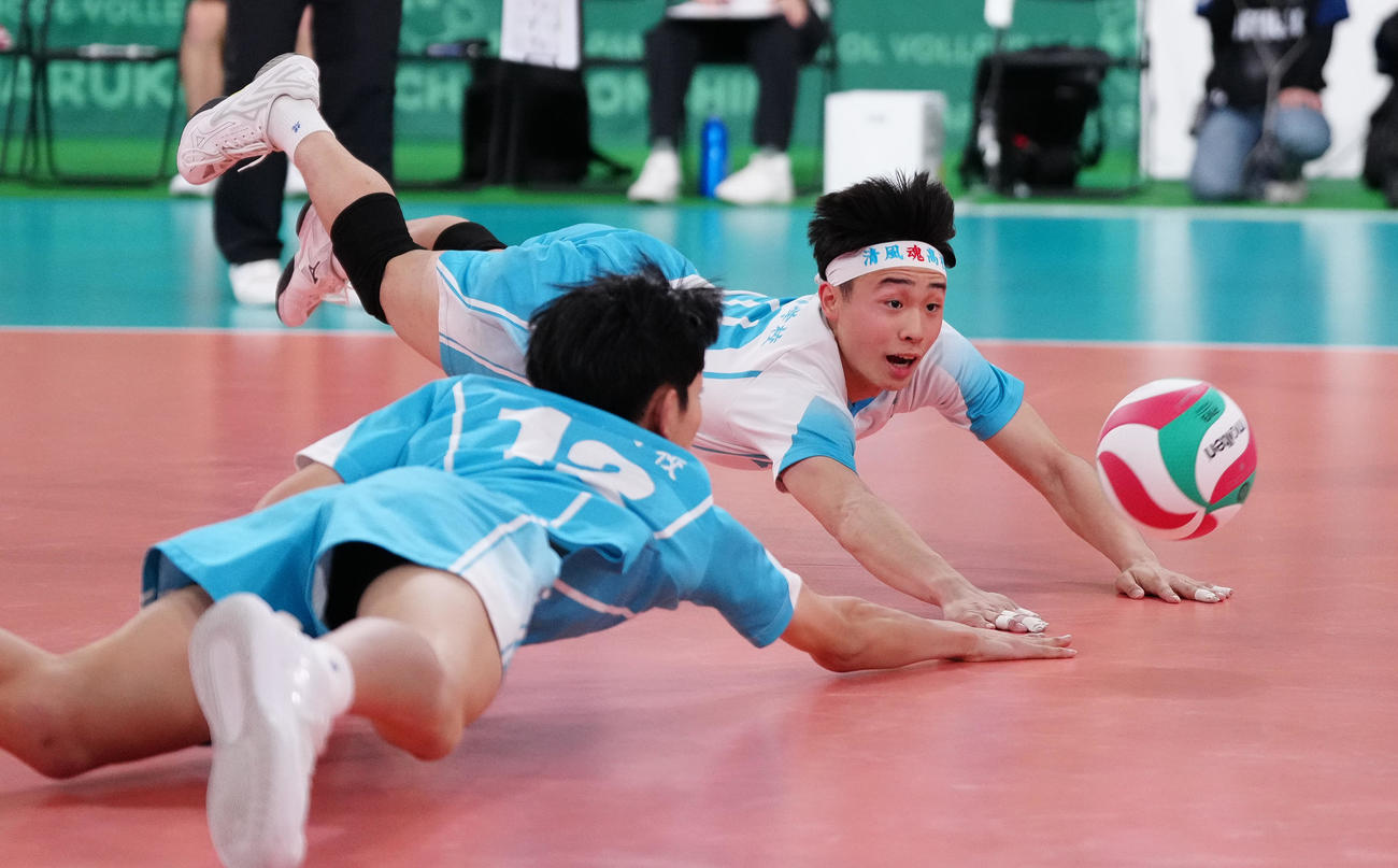 駿台学園対清風　第3セット、球を追う清風・沢田（後方）（撮影・鈴木みどり）