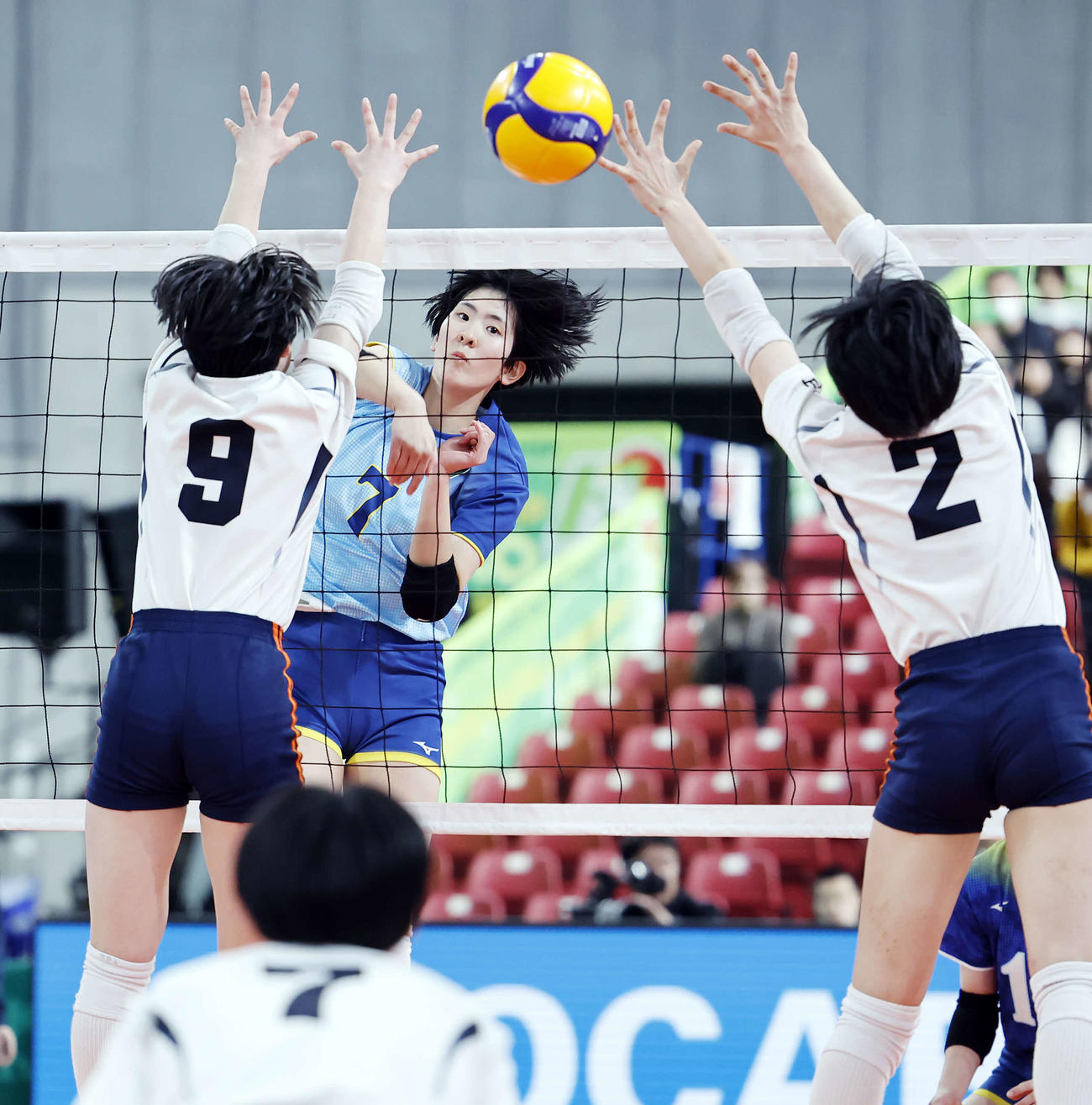 大阪国際対就実　第3セット、スパイクを放つ大阪国際・奥本（中央）（撮影・山本朝陽）