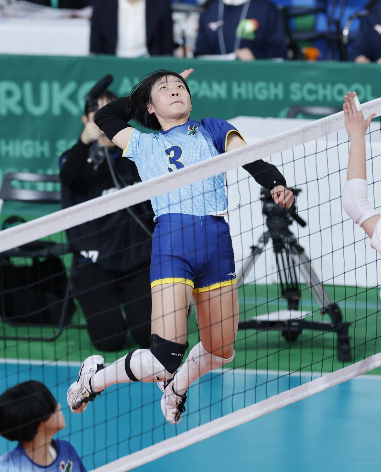 大阪国際対就実　第2セット、スパイクを放つ大阪国際・吉本（撮影・山本朝陽）