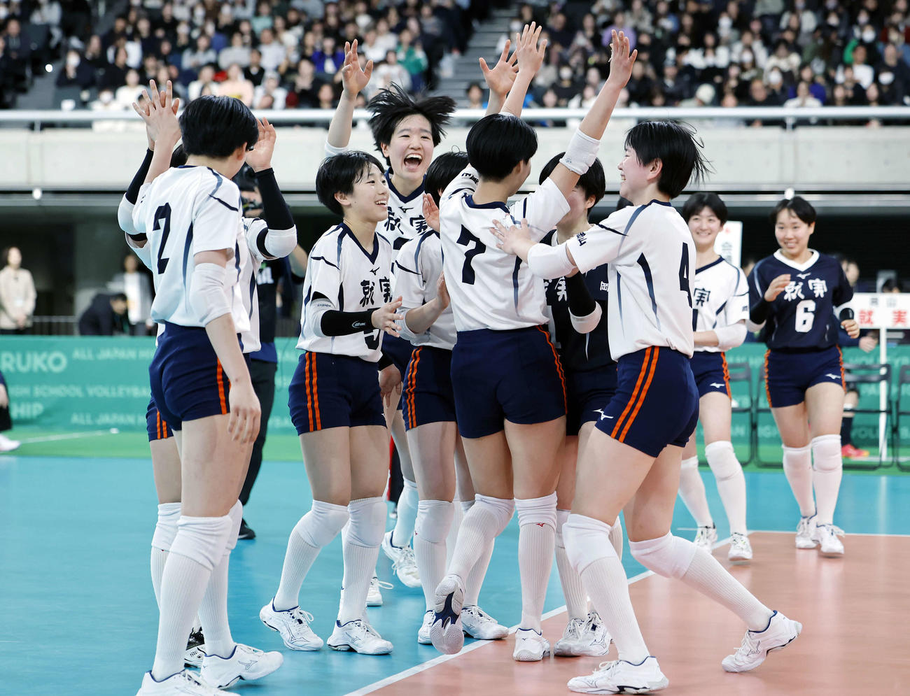 大阪国際対就実　大阪国際に勝利し、喜び合う就実の選手たち（撮影・山本朝陽）
