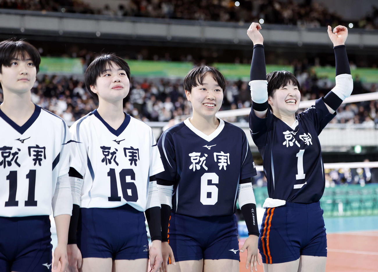 大阪国際対就実　大阪国際を下し、笑顔で応援席に手を振る就実のキャプテン仙波（右）（撮影・山本朝陽）