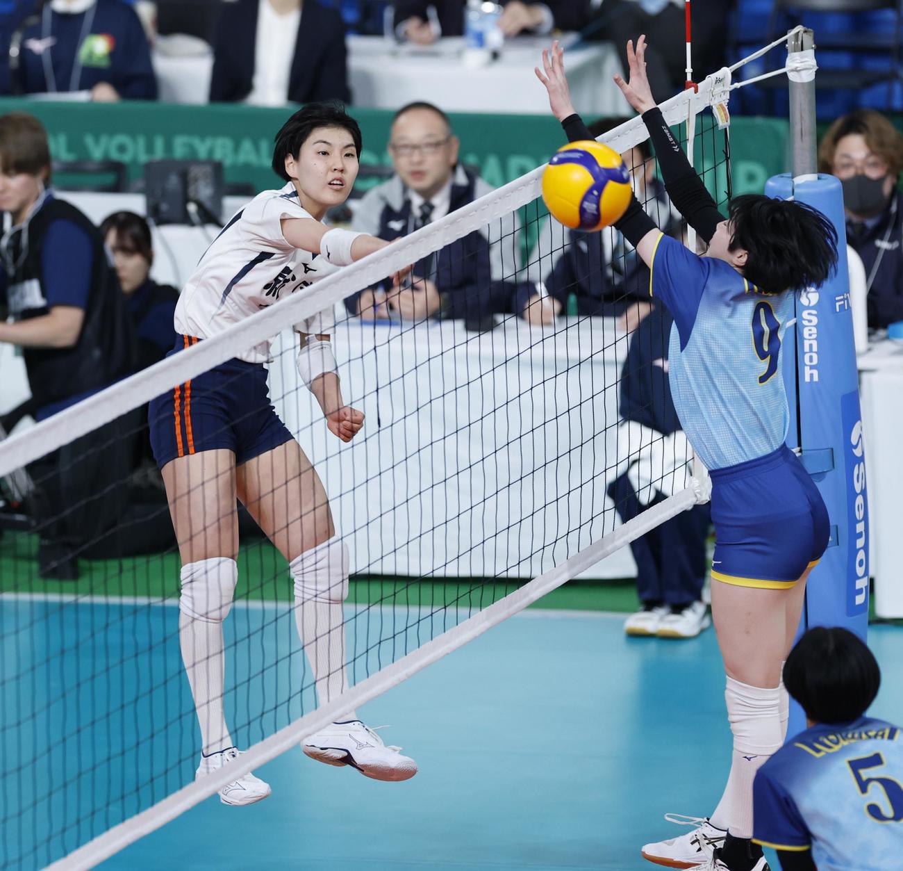 大阪国際対就実　第1セット、スパイクを放つ就実・吉本（左）（撮影・山本朝陽）