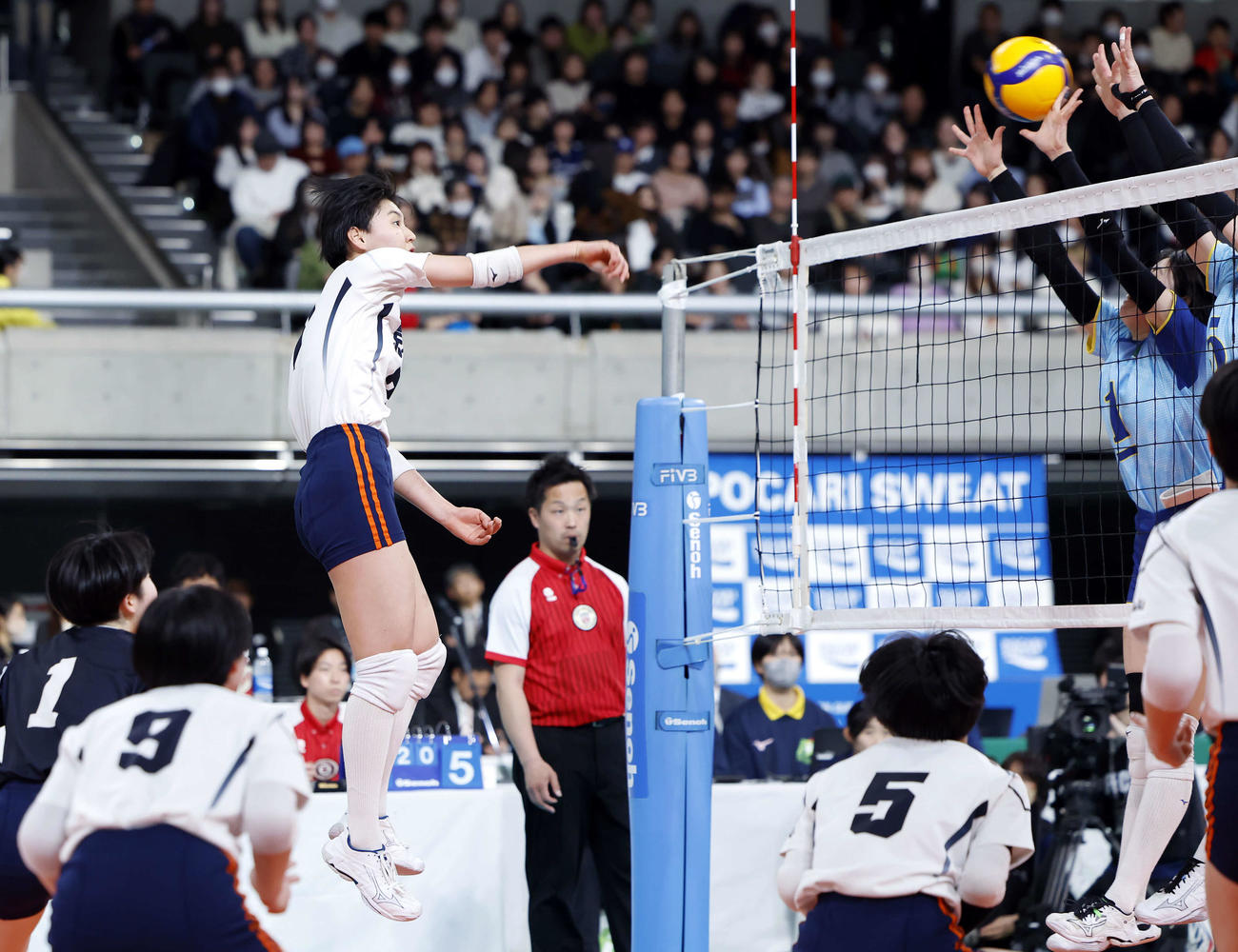 大阪国際対就実　第3セット、スパイクを放つ就実・吉本（左）（撮影・山本朝陽）