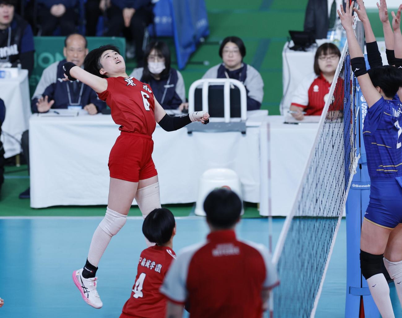 金蘭会対東九州龍谷　第1セット、スパイクを放つ東九州龍谷・鎌倉（左）（撮影・山本朝陽）