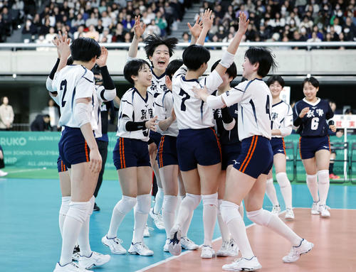 大阪国際対就実　大阪国際に勝利し、喜び合う就実の選手たち（撮影・山本朝陽）