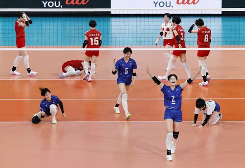 東九州龍谷を破って決勝進出を決め、喜ぶ金蘭会の選手たち（共同）
