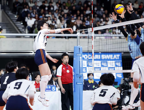 大阪国際対就実　第3セット、スパイクを放つ就実・吉本（左）（撮影・山本朝陽）