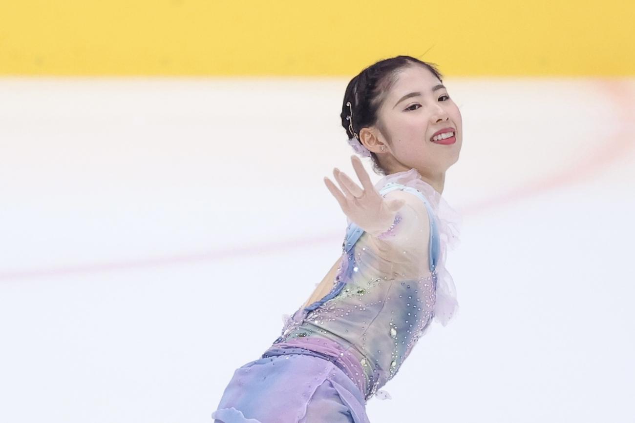 演技を披露する明大・住吉（撮影・河田真司）
