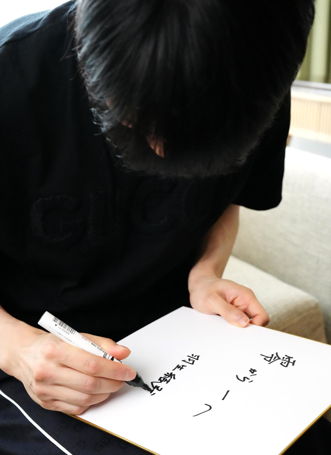 色紙に「零から一へ」と記す羽生結弦さん（25年7月）