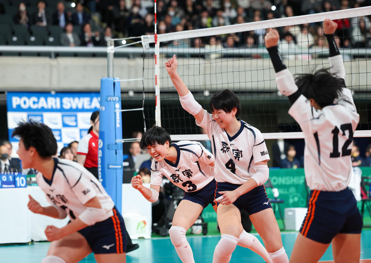 金蘭会対就実　第2セット、スパイクを決め喜ぶ比留間（右から2人目）ら就実の選手たち（撮影・増田悦実）
