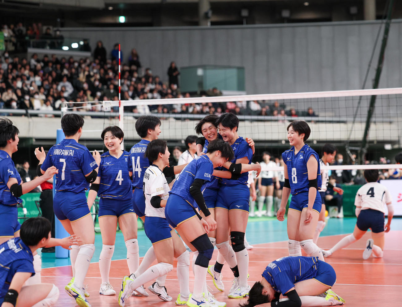 金蘭会対就実　優勝が決まり喜ぶ金蘭会の選手たち（撮影・増田悦実）