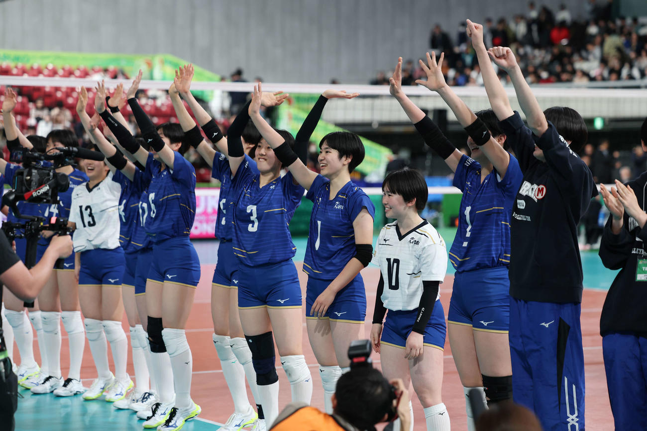 金蘭会対就実　優勝し笑顔で応援席に手を振る金蘭会の選手たち（撮影・増田悦実）