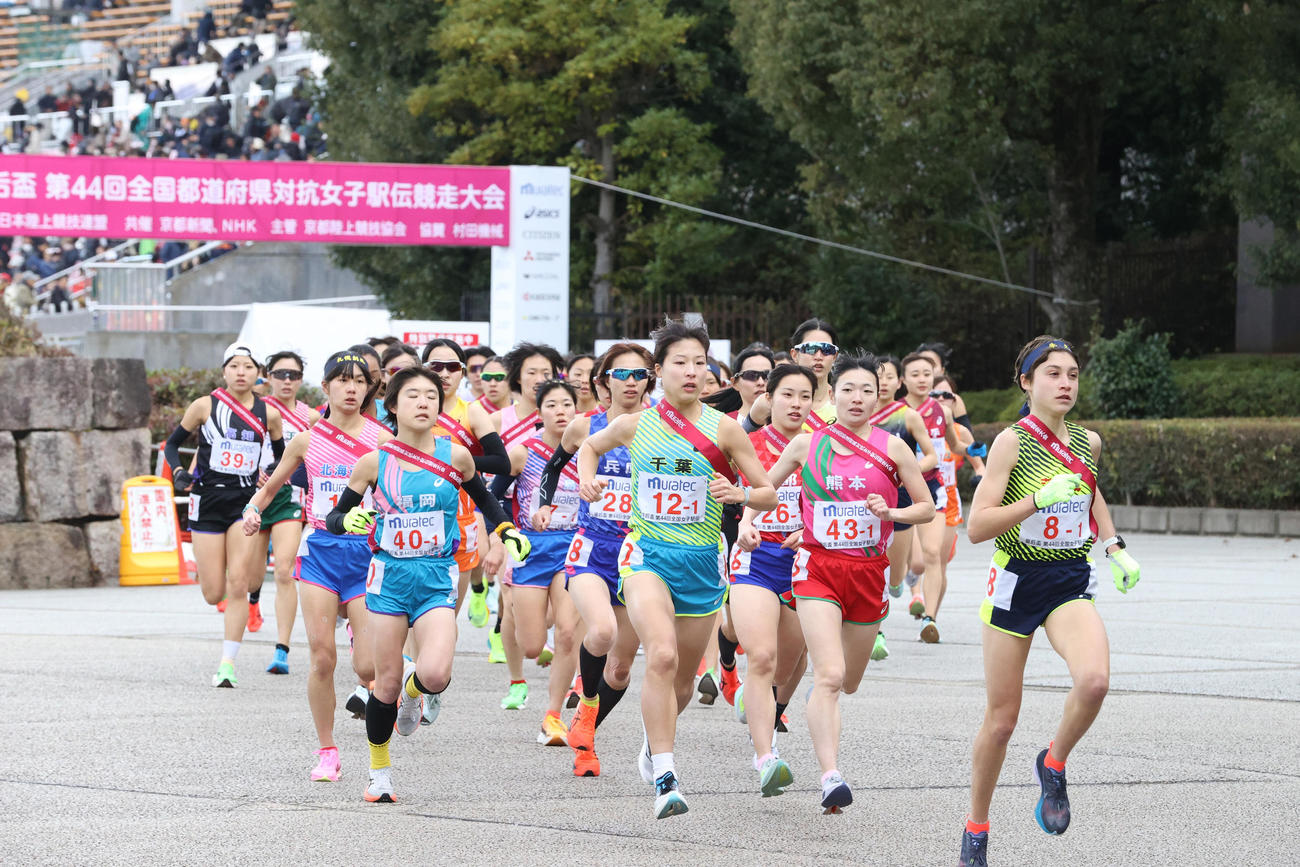 競技場を出る1区の選手たち（撮影・上山淳一）