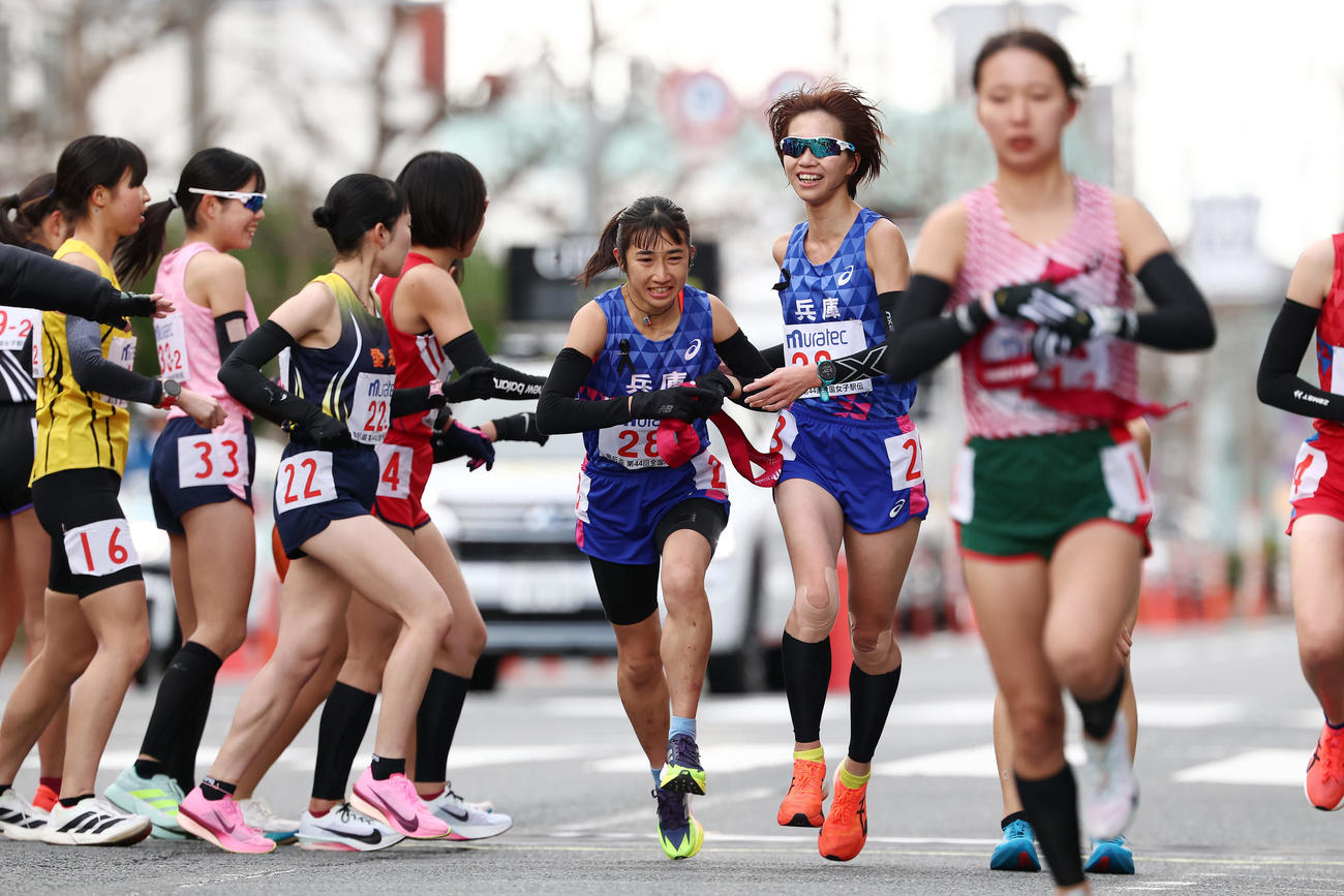兵庫1区の清水（中央右）からタスキを受け取る2区の田中（同左）（撮影・前田充）