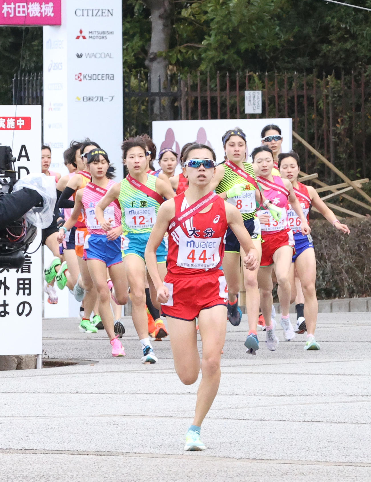 先頭で競技場を出る大分1区の奥本菜瑠海（撮影・上山淳一）