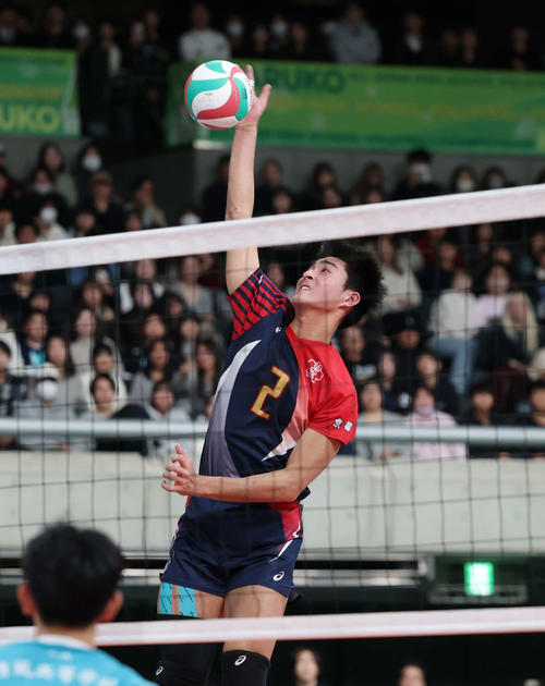 東山対清風 第4セット、スパイクを放つ東山・斎藤(撮影・増田悦実)